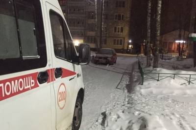 Водитель легковушки перекрыл дорогу скорой во двор в Тверской области