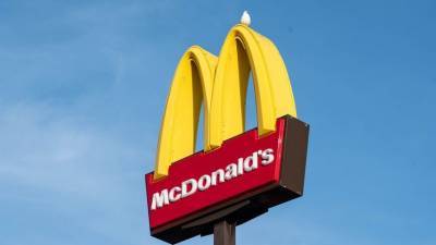 Сотрудница «Макдоналдса» шокировала тысячи клиентов, раскрыв главный секрет «МакАвто»