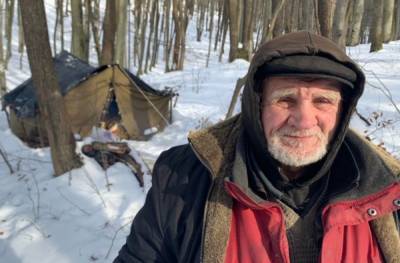 "Дочки не общаются, жены не стало": глухонемой пенсионер 17 лет скитается по лесам Львовщины