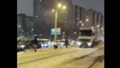 Петербуржцев возмутило появление грузовиков на трамвайных путях