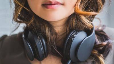 Психолог объяснил, почему нельзя слушать музыку на удаленке