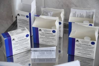 Депутаты облсовета и работники здравоохранения региона сделали прививку от коронавируса