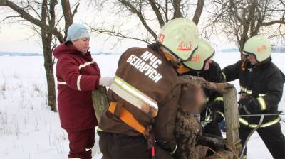 Спасатели достали мужчину из 20-метрового колодца в Вороновском районе (+видео)