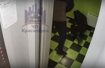 Молодой человек жестоко избил девушку в лифте дома в Красноярске