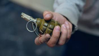В Белозерске мужчина не убедил полицейского гранатой