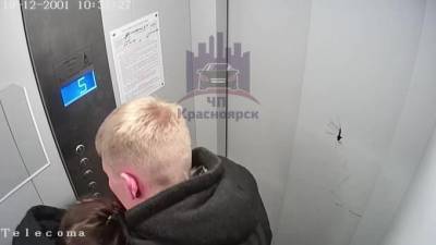 Видео: Нежности российской пары в лифте переросли в жестокую драку