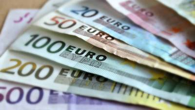 Евро поднялся на торгах Мосбиржи выше 90 рублей впервые с 13 января