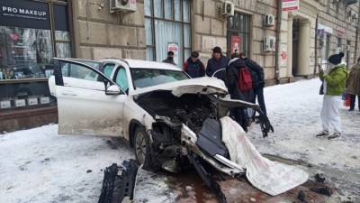 В Волгограде после ДТП машина вылетела на тротуар и едва не сбила людей