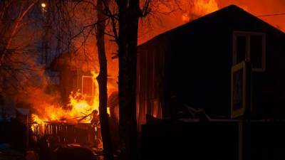 Спасатели нашли трупы двоих детей на месте пожара в Якутии