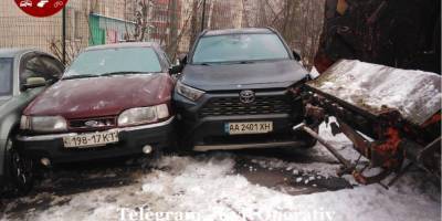 Занесло на подъеме: в Киеве мусоровоз протаранил сразу девять авто — фото