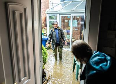 В Британии тысячи человек эвакуировали из-за шторма и наводнения