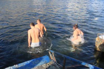 В Балаклаве православные окунались в море при 7-градусном морозе