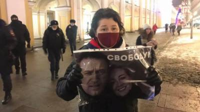 Во многих регионах России задерживают сторонников Навального