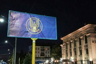 В Киеве демонтировали билборд с гербом контрразведки СБУ