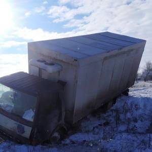 В Запорожской области грузовик слетел в кювет. Фото