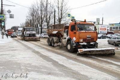 В Смоленске продолжают устранять последствия сильного снегопада