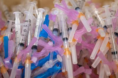 Уборщик нечаянно уничтожил почти две тысячи доз вакцины в США