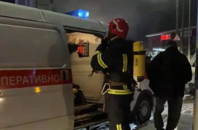 Спасатели выбились из сил: ночью в Киеве горела АЗС