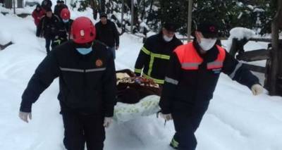 На западе Грузии спасатели и врач добирались до пациента пешком сквозь снегопад