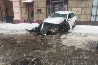 В центре Волгограда автомобиль вылетел на тротуар после ДТП