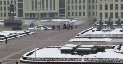 В Минске на центральной площади мужчина поджег себя