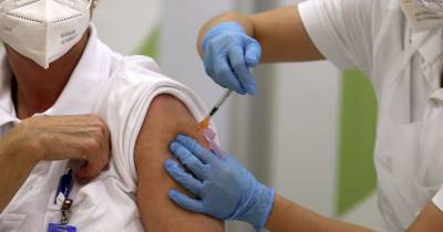 "Здесь надо быть очень осторожным": врач рассказала, кому не стоит вакцинироваться от коронавируса