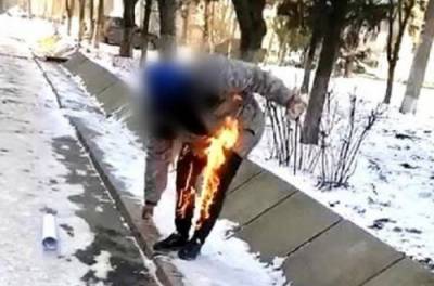 В Херсоне мужчина совершил самосожжение около Госгеокадастра. ВИДЕО