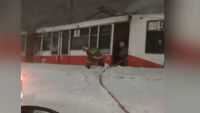 Охваченный огнем московский трамвай попал на видео