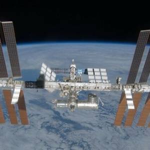 Российские космонавты нашли новую трещину на МКС