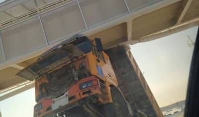 Тюменские автоинспекторы разыскивают грузовик, въехавший в надземный переход