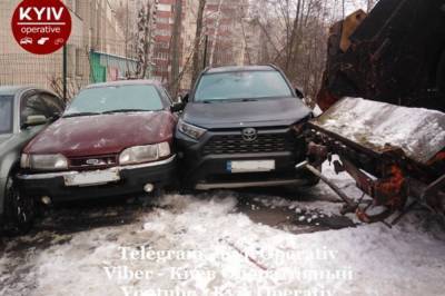 В столице мусоровоз взял на таран 9 автомобилей - zik.ua - Киев
