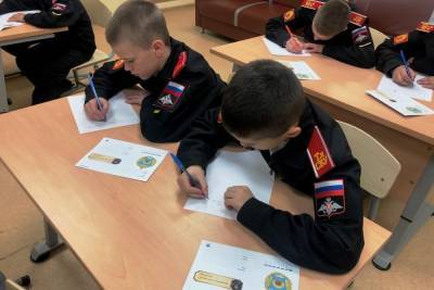 Курсанты-суворовцы в Туле написали письма в будущее