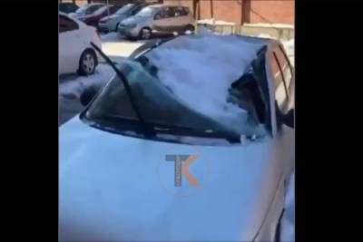 В Краснодаре десятки машин пострадали от падения снега и наледи
