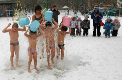 Видео с закалявшимися на морозе детьми из Сибири взорвало британские соцсети