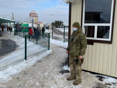 Боевики на Донбассе ежедневно пропускают граждан только на КПВВ "Станица Луганская" – Госпогранслужба Украины