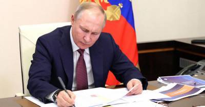 Путин внес в Госдуму поправки в кодексы РФ о приоритете Конституции