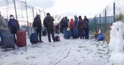 Украинцы массово выезжают на работу за границу, стоя в очередях по 10 часов (видео)