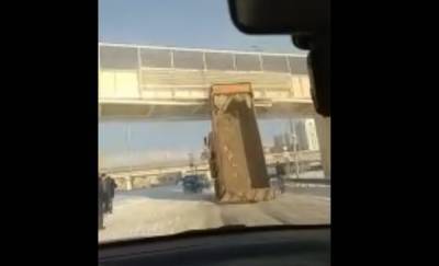 В Тюмени ищут водителя грузовика, который повредил надземный пешеходный переход