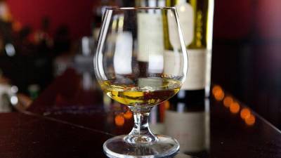 Цена бутылки виски Macallan на торгах может побить рекорд в $1,6 млн