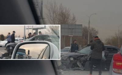 В Ташкенте возле парка "Ашхабад" произошло ДТП с участием четырех авто. Пять человек госпитализированы