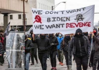 В Портленде американские анархисты разгромили штаб Демократической партии США