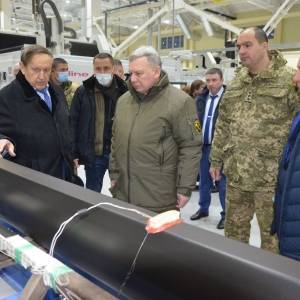 Министр обороны посетил запорожские предприятия военно-промышленного комплекса. Фото