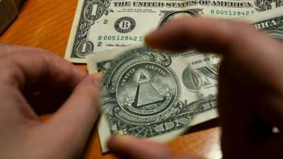 Доллар взлетел выше 75 рублей впервые с 11 января