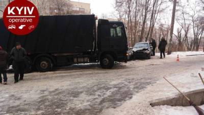 В Киеве неуправляемый мусоровоз эпически протаранил 9 машин: видео