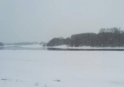 Двое рыбаков провалились под лед на Оке на границе Рязанской и Владимирской областей