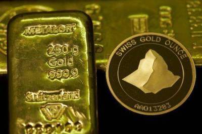 Золото дешевеет из-за подъема доллара, но завершает неделю в плюсе