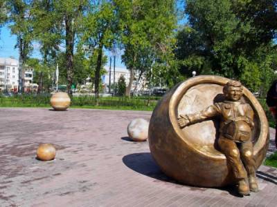 В Челябинске требуют демонтировать памятник "беременной" Терешковой