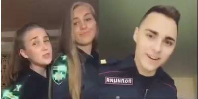 «Всегда отмажет». Украинки в форме курсанток станцевали с российским полицейским в TikTok — видео