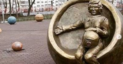 В Челябинске требуют снести памятник "беременной" Терешковой за 27 млн рублей (фото, видео)