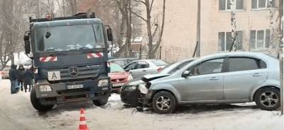 «Занесло»: в Киеве мусоровоз протаранил восемь автомобилей